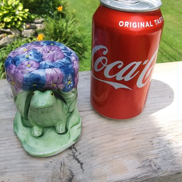 unique salt and pepper shakers frog under flowers - Picture 2 of 13